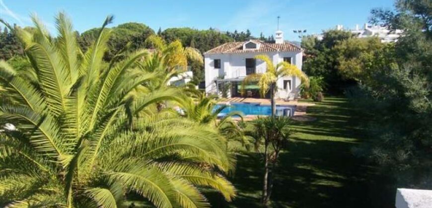 Villa for sale in Guadalmina Baja