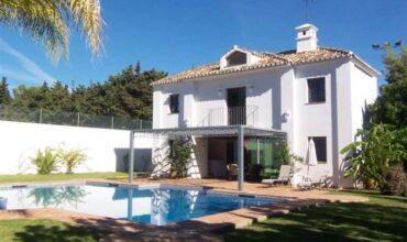 Villa for sale in Guadalmina Baja