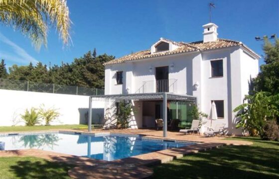 Villa for sale in Guadalmina Baja