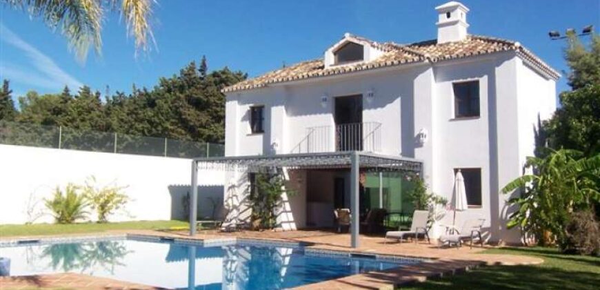 Villa for sale in Guadalmina Baja