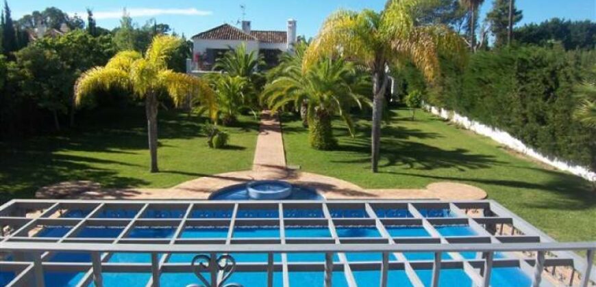 Villa for sale in Guadalmina Baja