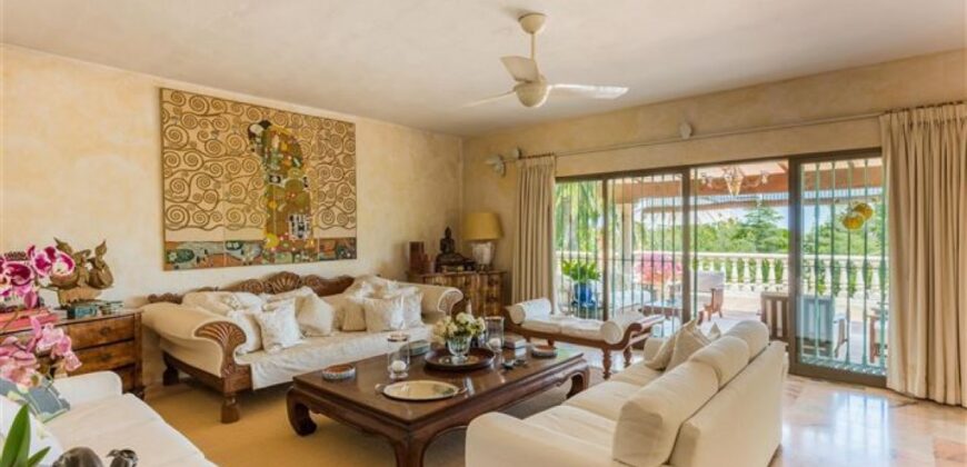 Villa for sale in Benahavis