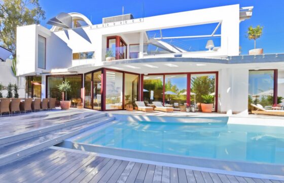 Exceptional seven bedroom villa for sale in Nueva Andalucia.