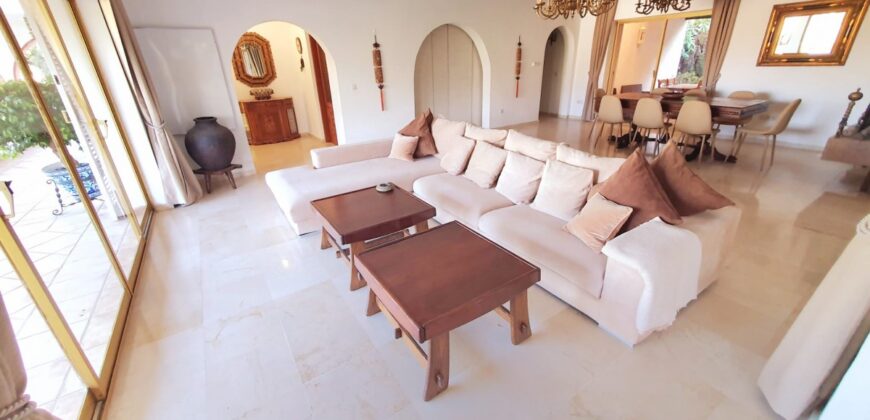 Charming large 4 bedroom villa in Las Brisas with panoramic views of La Concha
