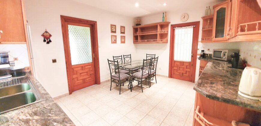 Charming large 4 bedroom villa in Las Brisas with panoramic views of La Concha