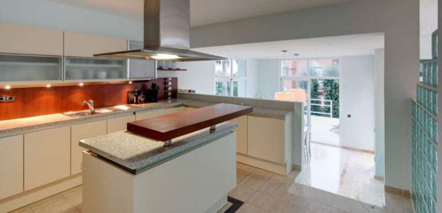 5bed Villa La Quinta, overlooking La Concha, Puerto Banus, the Mediterranean and the African coastline.