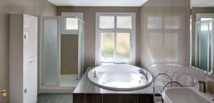 5bed Villa La Quinta, overlooking La Concha, Puerto Banus, the Mediterranean and the African coastline.