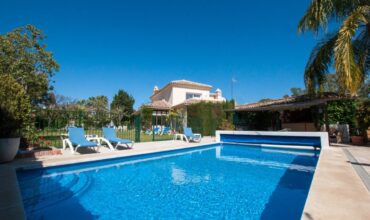 Beautiful Villa with 6 bedrooms, sleeps 14, within easy walking distance to Guadalmina beach.
