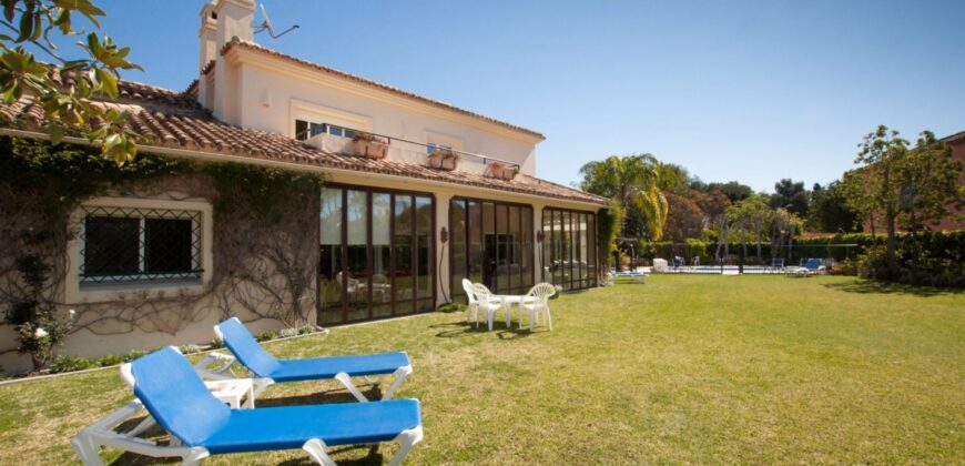 Beautiful Villa with 6 bedrooms, sleeps 14, within easy walking distance to Guadalmina beach.