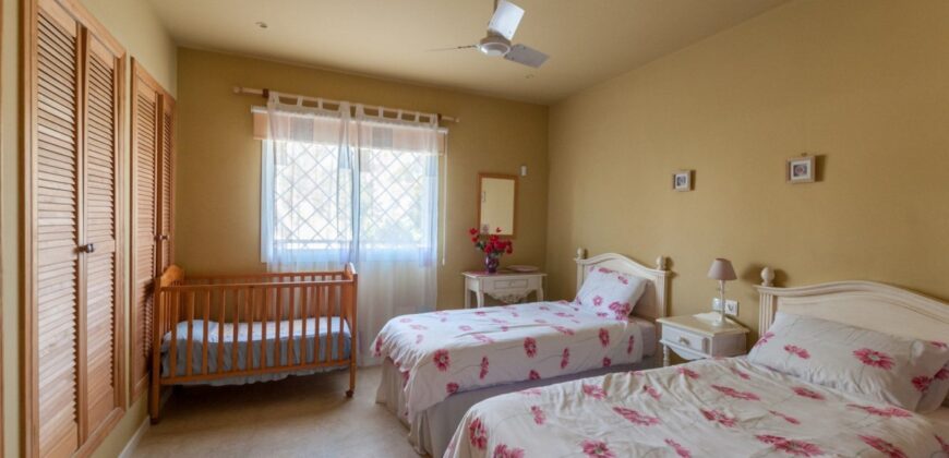 Beautiful Villa with 6 bedrooms, sleeps 14, within easy walking distance to Guadalmina beach.