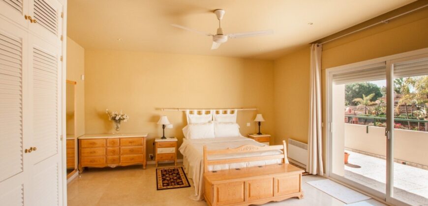 Beautiful Villa with 6 bedrooms, sleeps 14, within easy walking distance to Guadalmina beach.