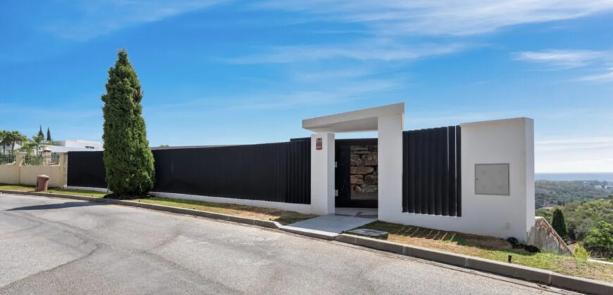 Exquisite South-Facing Villa with Panoramic Views in Los Flamingos Golf