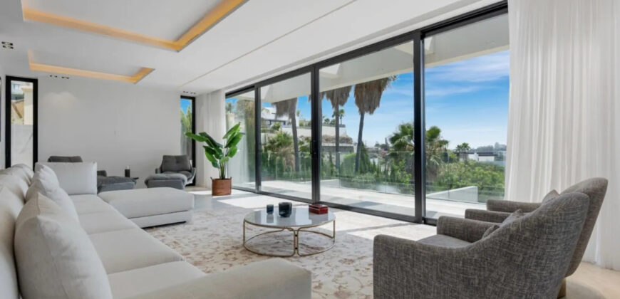 Exquisite South-Facing Villa with Panoramic Views in Los Flamingos Golf