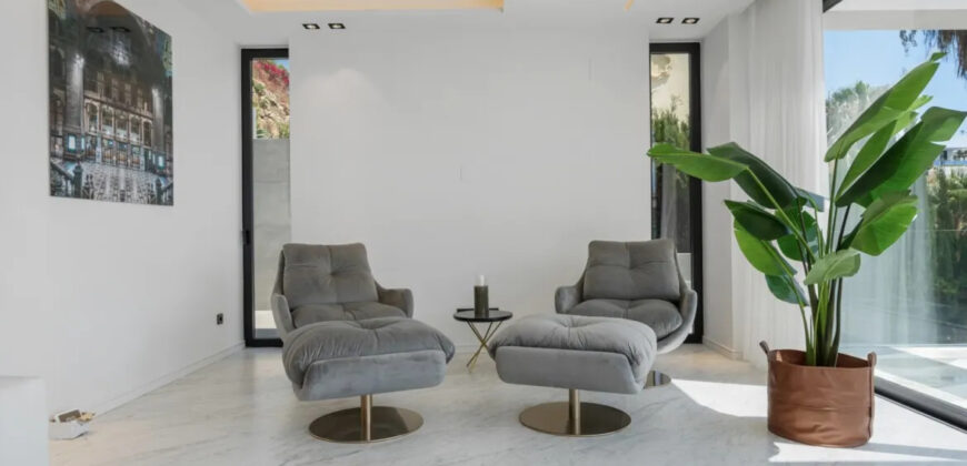 Exquisite South-Facing Villa with Panoramic Views in Los Flamingos Golf