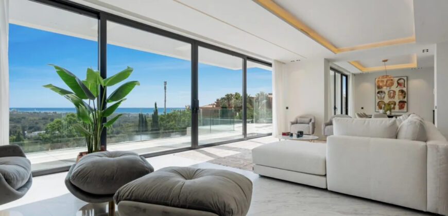 Exquisite South-Facing Villa with Panoramic Views in Los Flamingos Golf