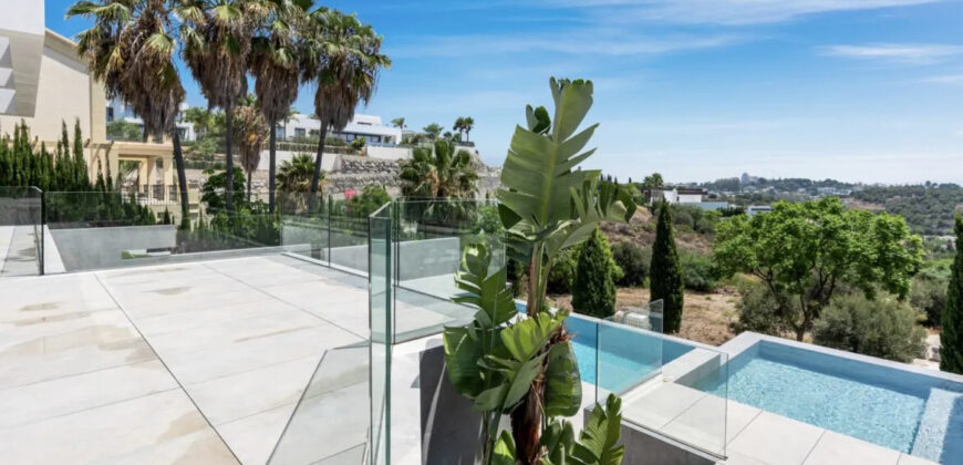 Exquisite South-Facing Villa with Panoramic Views in Los Flamingos Golf
