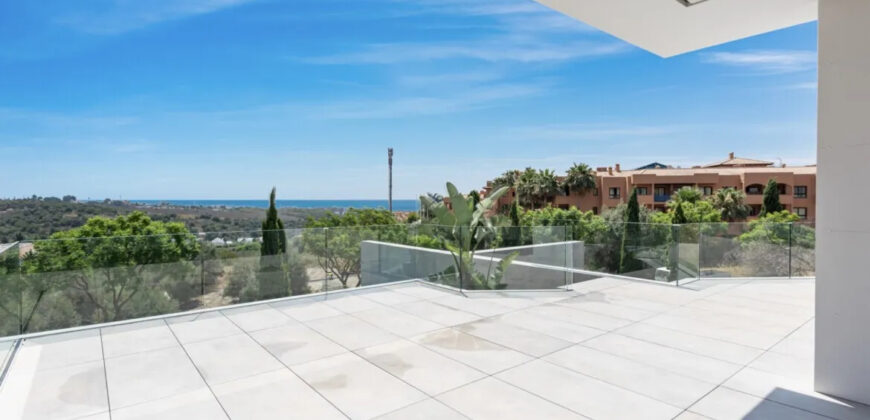 Exquisite South-Facing Villa with Panoramic Views in Los Flamingos Golf
