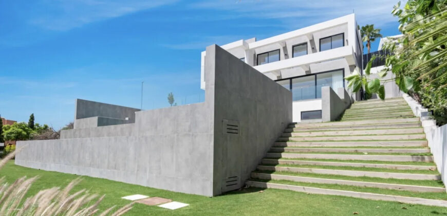Exquisite South-Facing Villa with Panoramic Views in Los Flamingos Golf