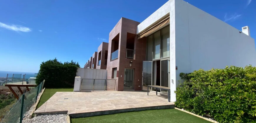 Modern 3 bedrooms towhnouse in Marbella View for long term