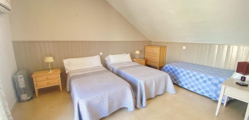 Quaint Holiday Haven: Charming Duplex Penthouse for Up to 5 Guests in Ideal Locale