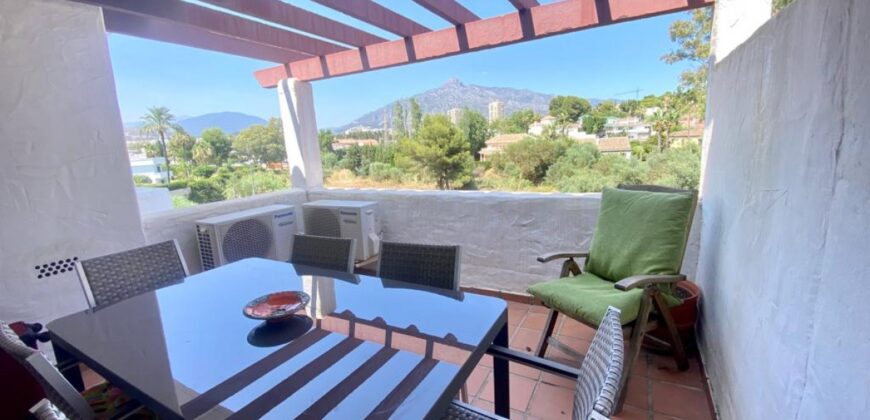 Quaint Holiday Haven: Charming Duplex Penthouse for Up to 5 Guests in Ideal Locale