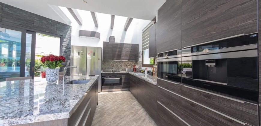 Exquisite Luxury Villa in La Quinta: A Haven of Sophistication and Serenity