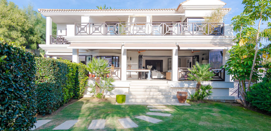 Exquisite 5-Bedroom Villa: Modern Luxury in Nueva Andalucía’s Gated Haven