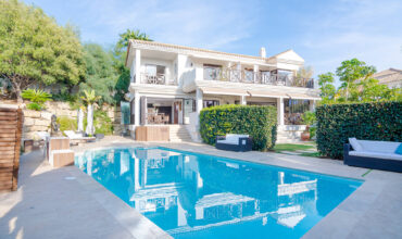 Exquisite 5-Bedroom Villa: Modern Luxury in Nueva Andalucía’s Gated Haven
