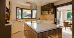 Exquisite 5-Bedroom Villa: Modern Luxury in Nueva Andalucía’s Gated Haven
