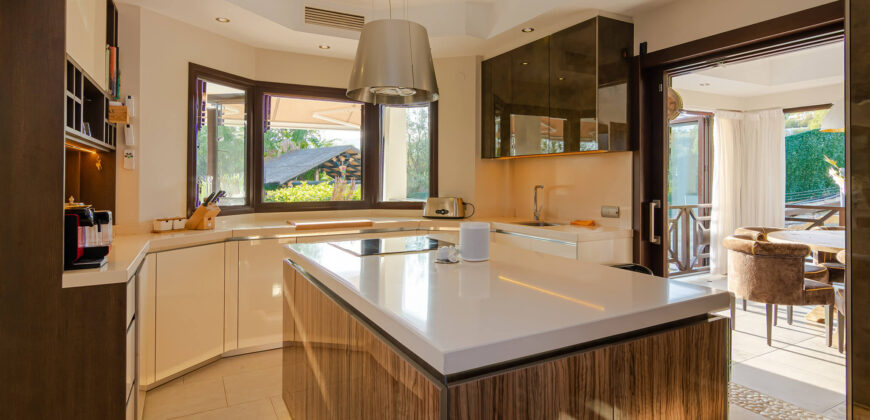 Exquisite 5-Bedroom Villa: Modern Luxury in Nueva Andalucía’s Gated Haven