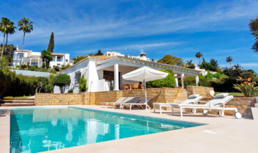 Charming Andalusian Villa on El Paraiso Alto Golf Course: Renovated Luxury with Modern Comforts