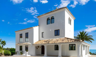 Recently Renovated Villa in Estepona’s Scenic Landscape