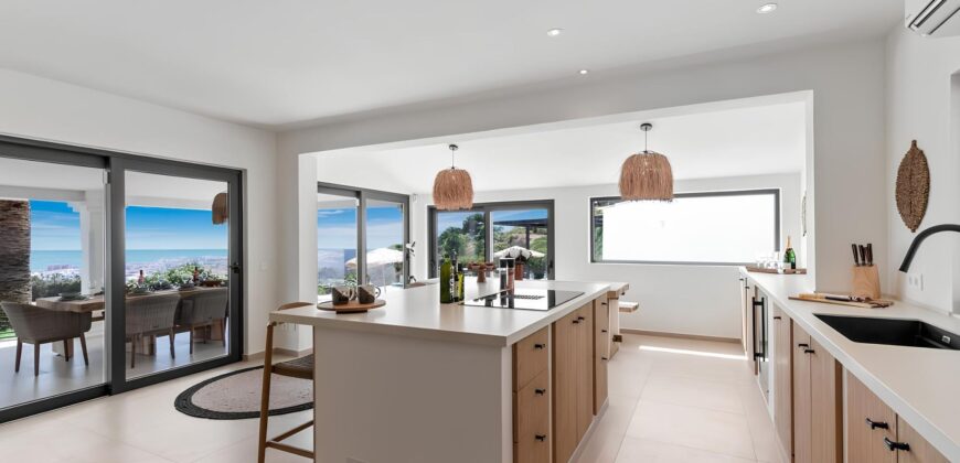 Recently Renovated Villa in Estepona’s Scenic Landscape