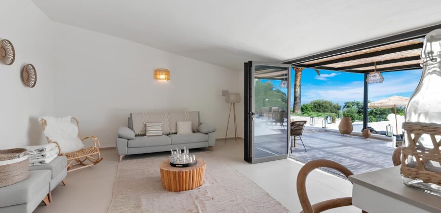 Recently Renovated Villa in Estepona’s Scenic Landscape