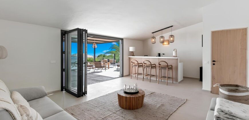 Recently Renovated Villa in Estepona’s Scenic Landscape