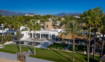 Breathtaking Frontline Beach Villa for your Holiday stay