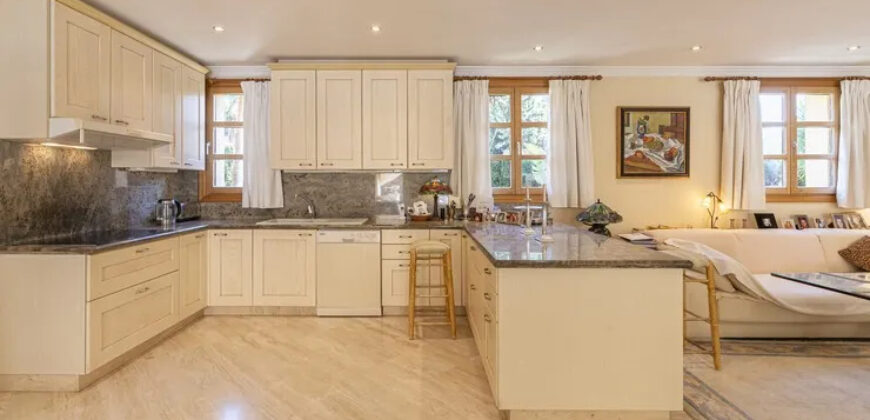 Spacious & Elegant Villa In Las Brisas