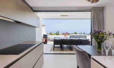 Stunning 2 bedroom apartment walking distance to Puente Romano