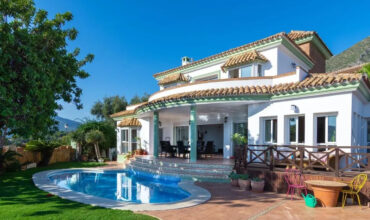 Tranquil Villa With Panoramic View – Istan