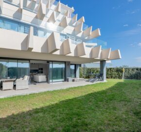 Stunning 3 bedroom Groundfloor Apartment in Oasis 325, Estepona New Golden Mile