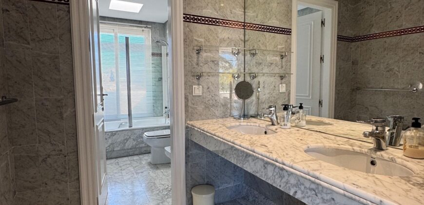 3 bedroom 3 bathroom townhouse located in Costalita villas estepona