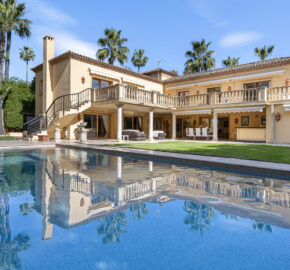 Luxury 5 bedroom Villa for sale in Las Brisas, Nueva Andalucía