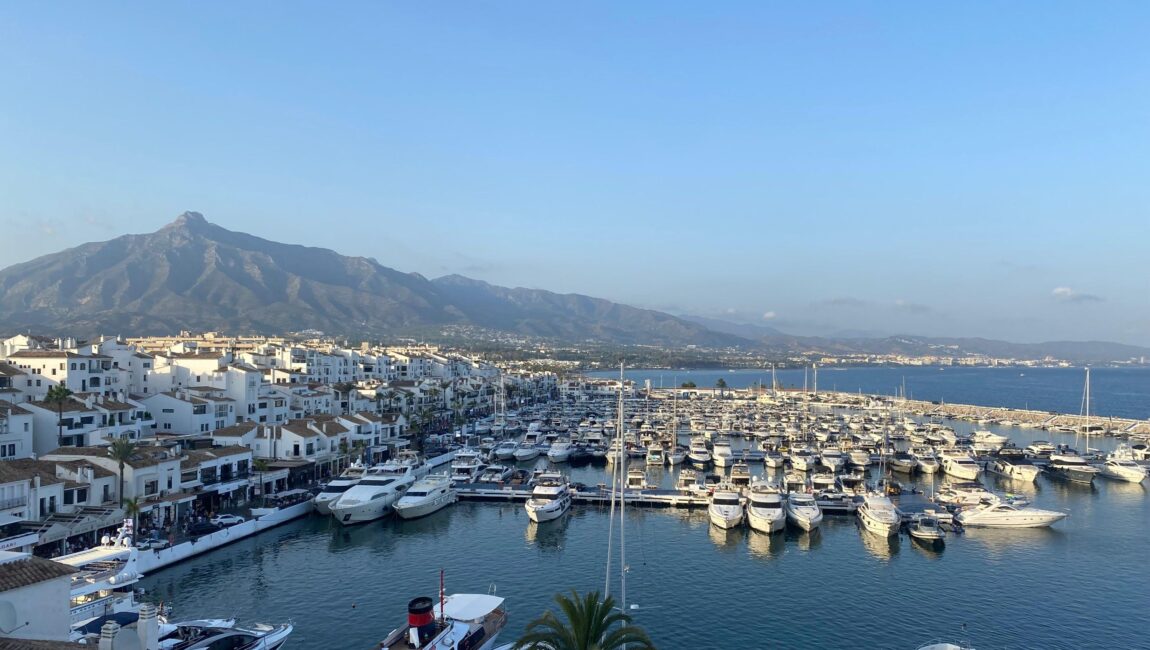 Gorgeous 2 bedroom 1 bathroom SEA VIEW, Penthouse in Puerto Banus