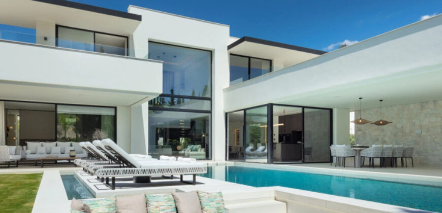 Modern Villa in Las Brisas