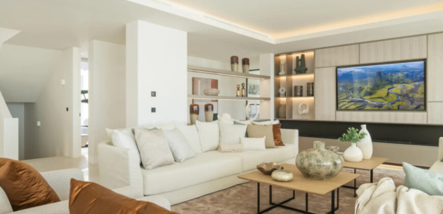 Unique Luxury Villa with Unparalleled Views in El Herrojo