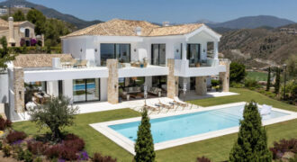 Unique Luxury Villa with Unparalleled Views in El Herrojo
