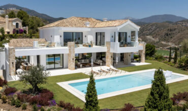 Unique Luxury Villa with Unparalleled Views in El Herrojo