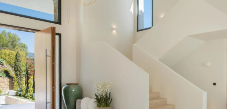Unique Luxury Villa with Unparalleled Views in El Herrojo