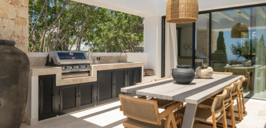 Unique Luxury Villa with Unparalleled Views in El Herrojo