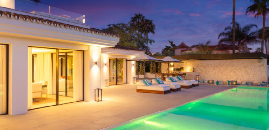 Contemporary Villa by AMES Arquitectos in Nueva Andalucía